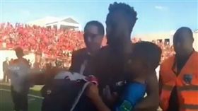 小球迷衝進場討抱　內馬爾這舉動超暖
內馬爾,暖心,小球迷
https://www.instagram.com/p/BnMiffSnEZv/