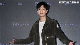 韋禮安玩直播秀歌藝、分享新年願望。（記者邱榮吉/攝影）