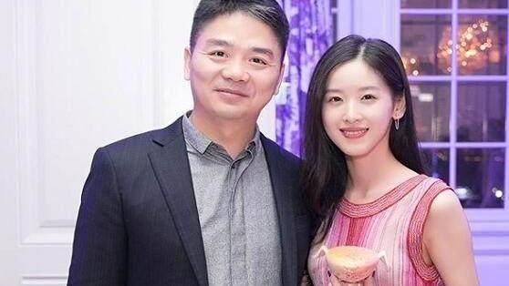 劉強東嫩妻出現！一張圖配27字挺尪