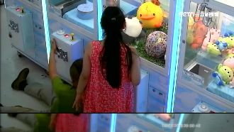 女兒想要父伸手偷　夾娃機盜竟開雙B