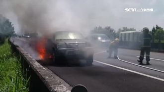 休旅車開到火燒車！油箱漏油烈焰猛燒