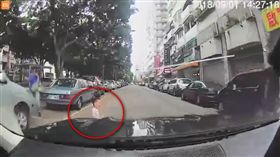 台中,車禍,撞飛,男童,衝出馬路（圖／翻攝自爆料公社臉書）