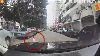 男童被撞飛倒地　家屬緊抱安慰遭網轟