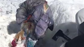 俄羅斯一名36歲女子巴斯基納（Elena Basykina），在1987年登山時遇到雪崩失蹤。日前有登山客意外發現一具如同木乃伊的屍體，屍體經確認後，證實是巴斯基納。巴斯基納的親戚感慨地說「我們等她30年了！」（圖／翻攝自dailystar.co.uk）