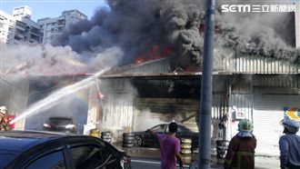 快訊／鐵皮停車場大火　重機店遭波及