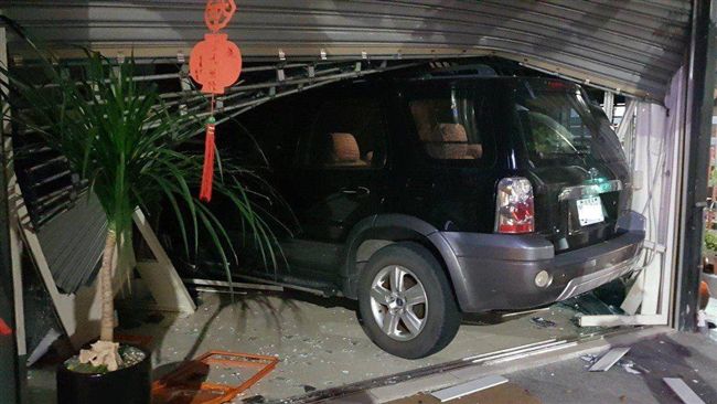 疑酒駕衝撞民宅　肇事駕駛送醫竟落跑