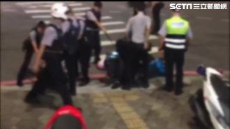 囂張屁孩圍警局　鳴喇叭挑釁放信號彈