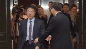 立法院新會期報到  黃偉哲再拔頭籌立法院第9屆第6會期3日報到，參選台南市長的民主進步黨籍立法委員黃偉哲（前左）拔得頭籌，第一位報到。中央社記者張皓安攝  107年9月3日