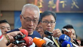 鄺麗貞登記參選台東縣長　吳敦義：可能被運作前台東縣長鄺麗貞委託登記參選台東縣長，恐衝擊藍營選情。國民黨主席吳敦義（前左）1日上午出席中央助選團誓師典禮後受訪指出，鄺麗貞不是自己登記，有人質疑可能「被運作了」，或是被偽造，正深入了解。中央社記者孫仲達攝　107年9月1日