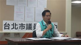 北市議員揭備忘錄　直指邱敬斌關說文大宿舍案文化大學宿舍爭議持續延燒，台北市議員王威中（圖）20日公布北市都發局官員們的「備忘錄」，指出新北市副秘書長邱敬斌關說事證明確；台北市都發局則表示，已發函給文大限10天內陳述說明。中央社記者黃麗芸攝　107年6月20日