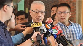 國民黨公投連署  吳敦義：沒偽造文書勿清算鬥爭媒體報導，國民黨公投連署傳出有死人連署、抄寫情況，擬收集證據移送檢方告發。國民黨主席吳敦義（前中）31日出席活動受訪表示，難以避免，刪掉就好，強調沒有偽造文書問題，不要隨便清算鬥爭。中央社實習記者林慧詩攝  107年8月31日