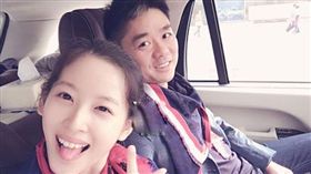 京東商城CEO劉強東跟老婆「奶茶妹妹」章澤天。(翻攝微博)