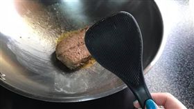 拿飯匙煎牛排／臉書爆廢公社