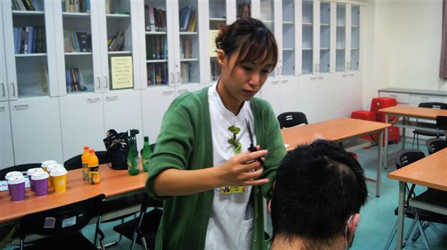 護理師化身理髮師　拿老公練習剪髮