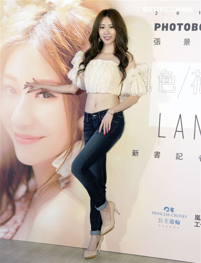 張景嵐生日出全新寫真書「嵐色花樣」。（記者邱榮吉/攝影）