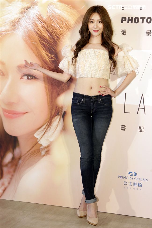 張景嵐生日出全新寫真書「嵐色花樣」。（記者邱榮吉/攝影）