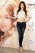 張景嵐生日出全新寫真書「嵐色花樣」。（記者邱榮吉/攝影）