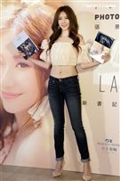 張景嵐生日出全新寫真書「嵐色花樣」。（記者邱榮吉/攝影）