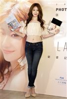 張景嵐生日出全新寫真書「嵐色花樣」。（記者邱榮吉/攝影）