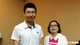 楊先生（左）與梅女士（右）皆是紅斑性狼瘡合併肺出血患者，同樣接受支氣管鏡肺沖洗術找出真正病因再行治療，順利出院。（圖／記者楊晴雯攝）