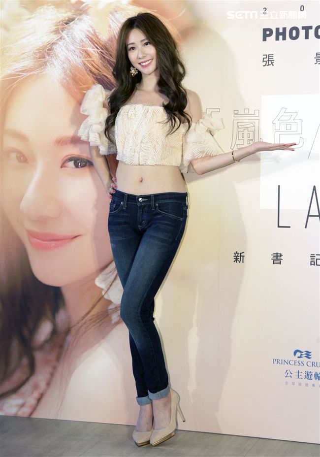 張景嵐生日出全新寫真書「嵐色花樣」。（記者邱榮吉/攝影）