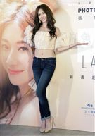 張景嵐生日出全新寫真書「嵐色花樣」。（記者邱榮吉/攝影）