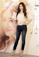 張景嵐生日出全新寫真書「嵐色花樣」。（記者邱榮吉/攝影）