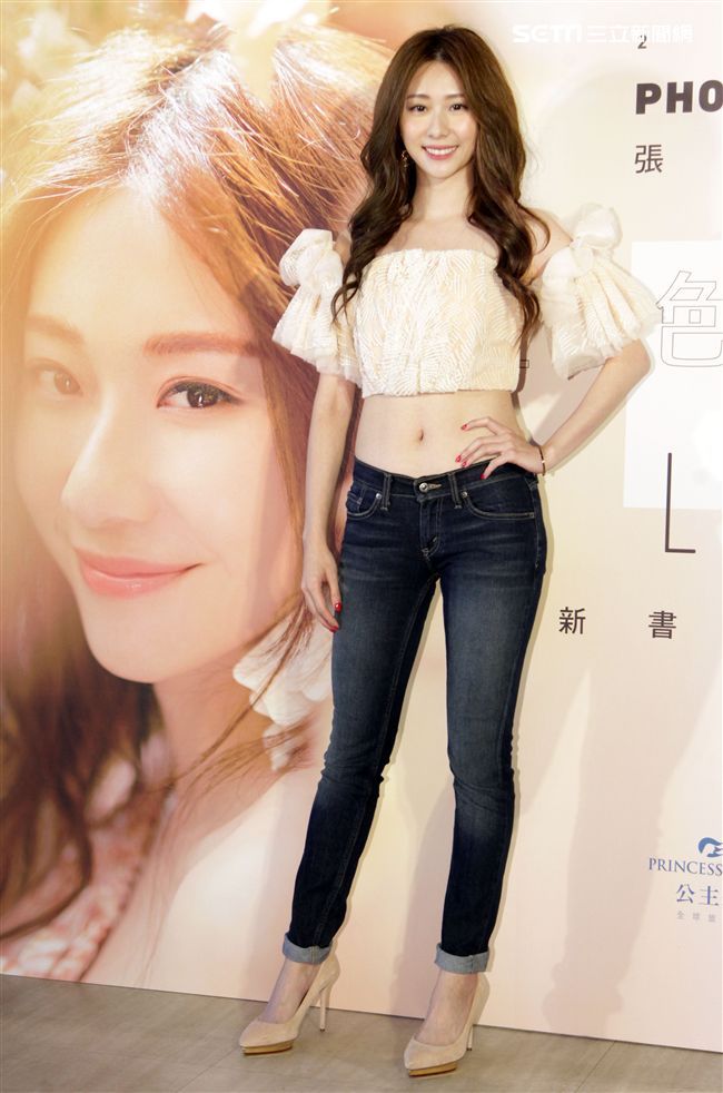 張景嵐生日出全新寫真書「嵐色花樣」。（記者邱榮吉/攝影）