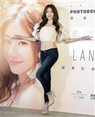 張景嵐生日出全新寫真書「嵐色花樣」。（記者邱榮吉/攝影）