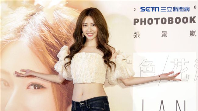 張景嵐生日出全新寫真書「嵐色花樣」。（記者邱榮吉/攝影）