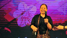 陳樹菊獲頒清大榮譽校友　鼓勵學子行善台東善心賣菜阿嬤陳樹菊（圖）16日獲國立清華大學頒授榮譽校友，她勉勵學子，行善不必等賺大錢，一天捐10元、20元，累積起來就是很大的力量，捐出去後感受一下助人的心情，如果感到喜悅，就持續下去。（清大提供）中央社記者魯鋼駿傳真　107年6月17日