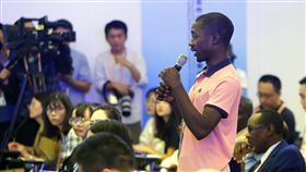 中國投資非洲  非媒：生態系統遭破壞美國之音8月31日引述喀麥隆媒體報導，中國在非洲國家投資的一些工程案對當地環境造成危害，森林遭砍伐、生態系統被破壞。圖為來自喀麥隆論壇報的記者當天在中非合作論壇北京峰會首場記者會中提問。（中新社提供）中央社　107年9月1日