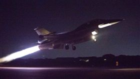 總統蔡英文臉書PO出16戰機起飛的畫面。（圖／軍聞社提供）
