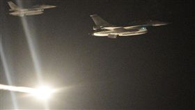 亞運選手載譽歸國  F16伴飛感動選手(2)中華亞運代表團成員，3日晚間搭機返台，當他們看見F16戰機伴飛，都覺得當一位國家選手很值得。(體育署中華奧會提供)中央社記者吳睿騏桃園傳真　107年9月3日