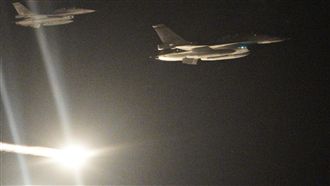 亞運奪17金凱旋　F16熱焰彈迎接