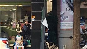 網友倒垃圾，卻發現對面有一個女孩一直對他笑。（圖／翻攝自爆廢公社）