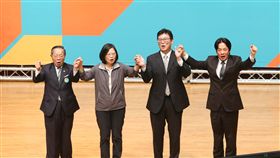 蔡英文賴清德高喊姚文智當選身兼民進黨主席的總統蔡英文（左2）、行政院長賴清德（右）、民進黨台北市長參選人姚文智（右2）等人，3日晚間出席2018百工百業挺改革大會台北場，同台手拉手高喊姚文智當選、台北加油等口號。中央社記者謝佳璋攝　107年9月3日