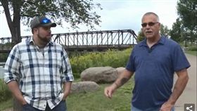 美國威斯康辛州男子從小遭人領養，卻與生父做了2年同事。（圖／翻攝自每日郵報）