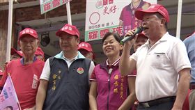 劉政鴻喊支持徐定禎　國民黨：依規定提報處理國民黨籍前苗栗縣長劉政鴻（右）日前現身民進黨禮讓支持的無黨籍縣長參選人徐定禎（左2）登記現場，兩人29日再度同台，劉政鴻甚至喊出「支持徐定禎」；國民黨苗栗縣黨部說，將依相關規定由鄉鎮黨部考紀會循程序提報處置。（翻攝畫面）中央社記者管瑞平傳真　107年8月29日