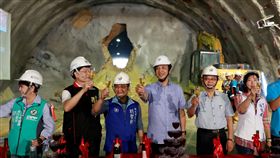 道路捷運共構　安坑1號道路三連孔隧道貫通