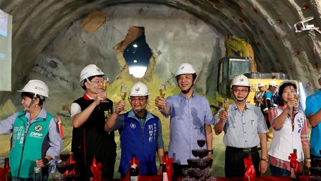 道路捷運共構　安坑1號三孔隧道貫通
