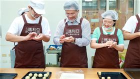 林佳龍與太太齊做月餅 促銷社福中秋禮盒