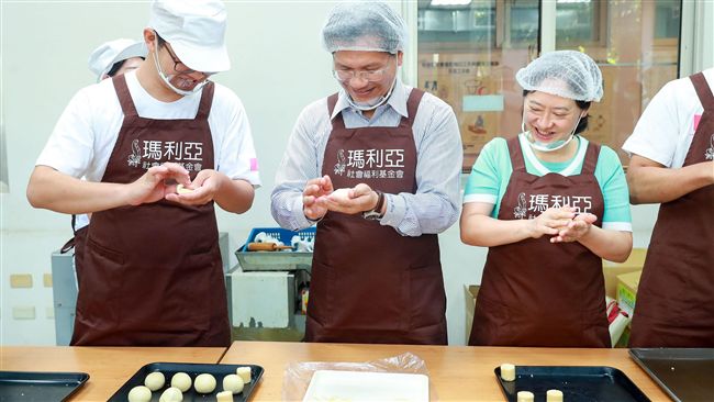 林佳龍與妻做月餅　促銷愛心中秋禮盒