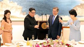 兩韓第一家庭晚宴敬酒南北韓高峰會談27日傍晚在板門店告一段落，晚間由南韓總統文在寅（右2）設宴款待北韓領導人金正恩（左2），南韓第一夫人金正淑（右）、北韓第一夫人李雪主（左）出席與會，雙方晚宴上互相敬酒致意。（南北韓峰會共同採訪團提供）中央社　107年4月27日