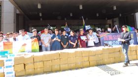 挺同團體「平權公投小組4日赴中選會，遞交婚姻平權及實施性平教育兩項公投連署提案。（圖／記者盧素梅攝）