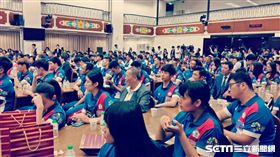 亞運中華英雄,立法院長蘇嘉全贈黃金獎牌(圖/記者李英婷攝)