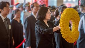 總統蔡英文3日赴忠烈祠主持「中華民國一零七年秋祭忠烈殉職人員典禮」。（圖／總統府提供）