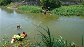 撒網,溪邊,補魚,夫妻,新竹(翻攝畫面)