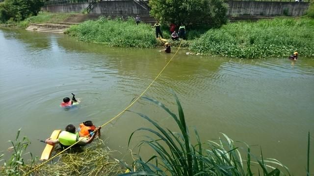 抓交替？夫妻溪邊撒網補魚　離奇溺斃