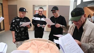 洋蔥客串撂台語「油門一拜」網友笑翻